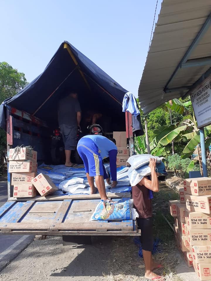 Armada truk pupuk npk interflor kemasan 25kg sudah tiba di kios Jawa Barat