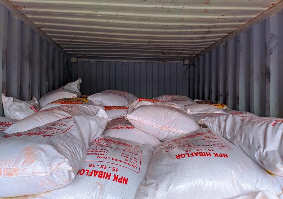 Proses muat pupuk npk hibaflor sebanyak 2 konteiner ke kota Makasar