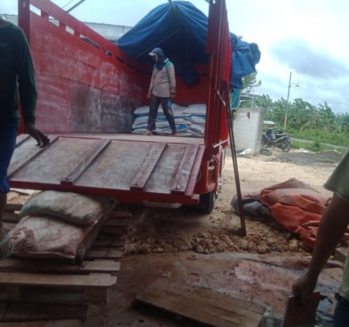 Proses muat pupuk kings phoska tujuan kota Banyuwangi sebanyak 10 ton